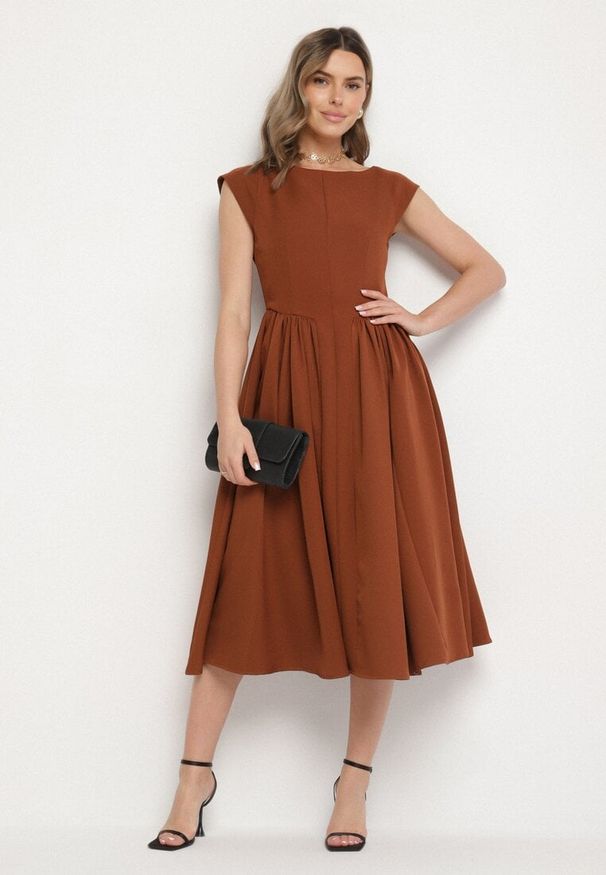 Born2be - Brązowa Rozkloszowana Sukienka Vices z Dekoltem Typu Łódka Milasena. Okazja: na co dzień. Kolor: brązowy. Materiał: jeans. Wzór: aplikacja. Typ sukienki: rozkloszowane. Styl: casual