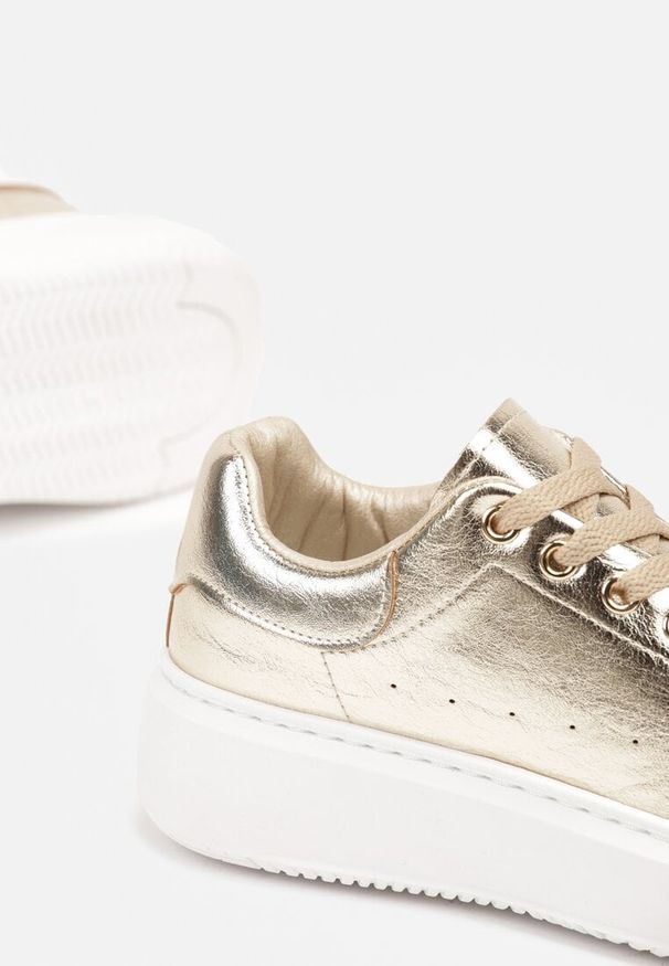 Renee - Złote Metaliczne Sneakersy Vices na Płaskiej Podeszwie Syliel. Okazja: na co dzień. Zapięcie: sznurówki. Kolor: złoty. Obcas: na płaskiej podeszwie