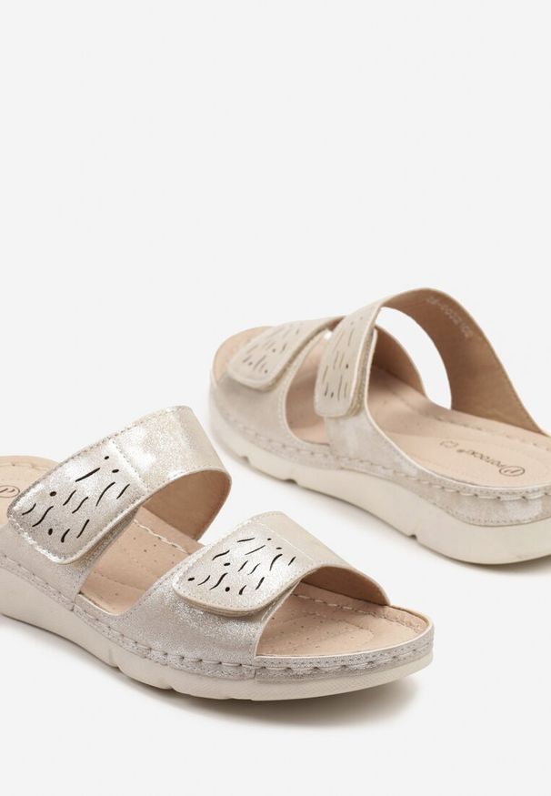 Born2be - Złote Klapki ze Skórzaną Wkładką i Ażurowymi Paskami z Zapięciem na Rzep Falassia. Okazja: na co dzień. Kolor: złoty. Materiał: skóra. Wzór: ażurowy. Sezon: lato. Obcas: na płaskiej podeszwie. Styl: casual, elegancki