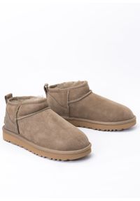 Ugg - Buty zimowe damskie brązowe UGG W Classic Ultra Mini. Okazja: na plażę. Kolor: brązowy. Materiał: materiał. Sezon: zima. Styl: młodzieżowy #1