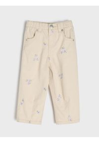 Sinsay - Bawełniane jeansy z haftowanymi kwiatkami - beżowy. Kolor: beżowy. Wzór: haft, kwiaty #1