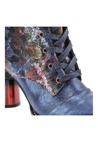 Niebieskie Botki Laura Vita Gustowne Buty Na Obcasie. Okazja: na co dzień. Zapięcie: sznurówki. Kolor: niebieski. Szerokość cholewki: normalna. Wzór: kwiaty. Materiał: skóra, materiał. Obcas: na obcasie. Styl: elegancki. Wysokość obcasa: średni #7