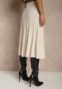 Renee - Beżowa Dzianinowa Spódnica Plisowana o Rozkloszowanym Kroju Tuswia. Okazja: na co dzień. Stan: podwyższony. Kolor: beżowy. Materiał: dzianina. Wzór: aplikacja. Styl: klasyczny, casual #2