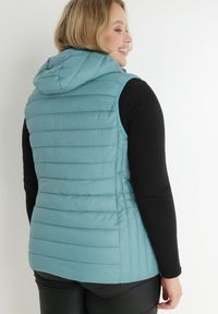 Born2be - Miętowa Kamizelka Pikowana z Kapturem Kari. Okazja: na co dzień. Typ kołnierza: kaptur. Kolekcja: plus size. Kolor: miętowy. Długość: długie. Wzór: gładki. Materiał: tkanina, sztruks. Długość rękawa: długi rękaw. Styl: casual