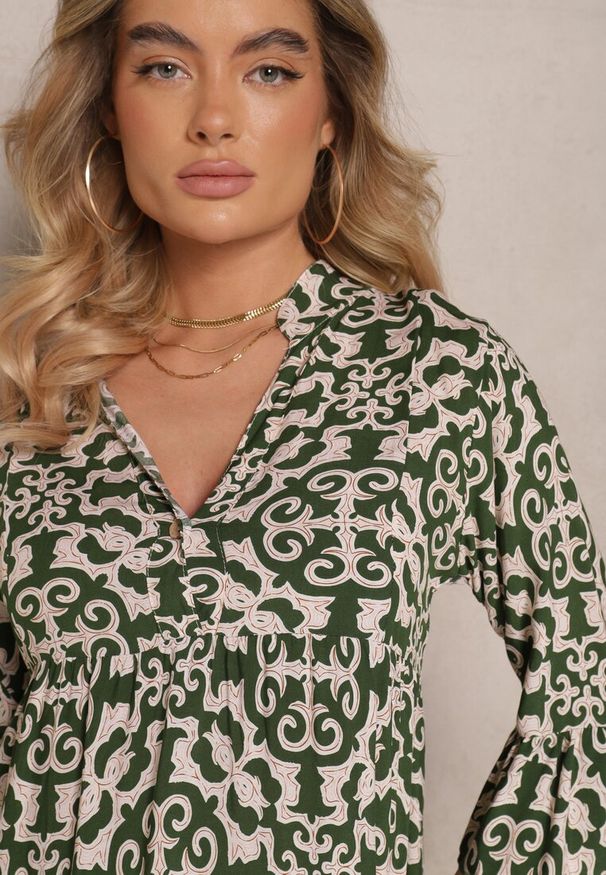 Renee - Zielona Sukienka Bawełniana o Rozkloszowanym Kroju w Etniczny Print Zalivine. Okazja: na co dzień, na spacer. Typ kołnierza: dekolt w kształcie V. Kolor: zielony. Materiał: bawełna. Wzór: nadruk. Sezon: lato. Typ sukienki: rozkloszowane. Styl: casual, elegancki