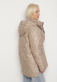 Born2be - Beżowa Pikowana Kurtka z Kapturem w Klasycznym Stylu Mallissa. Okazja: na spacer. Typ kołnierza: kaptur. Kolekcja: plus size. Kolor: beżowy. Materiał: jeans. Wzór: aplikacja. Styl: klasyczny
