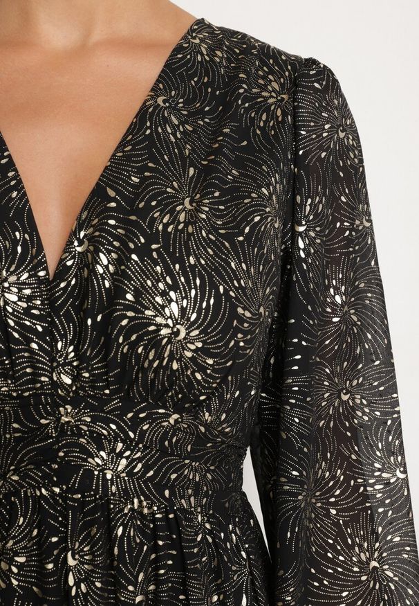 Born2be - Czarna Sukienka o Rozkloszowanym Kroju z Gumką w Talii Zdobiona Metalicznym Nadrukiem Venalenne. Typ kołnierza: dekolt w kształcie V. Kolor: czarny. Materiał: skóra. Wzór: nadruk, aplikacja. Typ sukienki: rozkloszowane. Styl: elegancki
