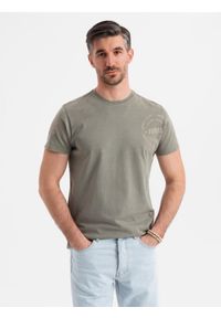 Ombre Clothing - Bawełniana męska koszulka z nadrukiem w militarnym stylu – jasnooliwkowa V2. Okazja: na co dzień. Kolor: oliwkowy. Materiał: bawełna. Wzór: moro, nadruk. Styl: militarny
