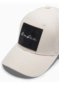 Ombre Clothing - Męska czapka z daszkiem bejsbolówka z dużą naszywką – kremowa V4. Kolor: kremowy. Materiał: guma, bawełna. Wzór: aplikacja. Styl: casual, elegancki #4