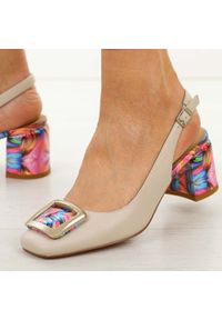 Beżowe skórzane sandały damskie DiA 2018. Okazja: na wesele, na ślub cywilny. Kolor: beżowy. Szerokość cholewki: normalna. Wzór: kolorowy, aplikacja. Materiał: skóra. Sezon: wiosna, lato. Obcas: na obcasie. Styl: klasyczny, elegancki. Wysokość obcasa: średni #1