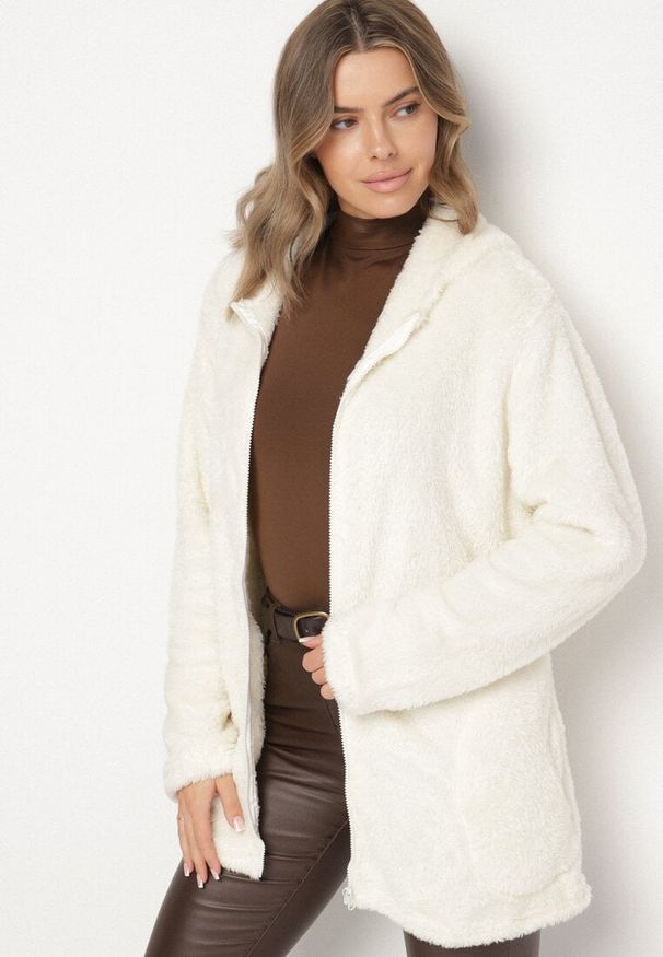 Born2be - Beżowy Futerkowa Bluza z Kapturem i Suwakiem Sinatila. Okazja: na co dzień, do domu, na spacer. Typ kołnierza: kaptur. Kolor: beżowy. Materiał: zamsz. Długość rękawa: długi rękaw. Długość: długie. Styl: casual