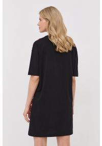 Love Moschino sukienka bawełniana kolor czarny mini oversize. Kolor: czarny. Materiał: bawełna. Długość rękawa: krótki rękaw. Typ sukienki: oversize. Długość: mini