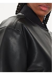 Calvin Klein Jeans Kurtka z imitacji skóry J20J223546 Czarny Regular Fit. Kolor: czarny. Materiał: skóra #2
