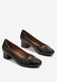 Born2be - Czarne Czółenka na Obcasie ze Skórzaną Wkładką i Metaliczną Aplikacją Neolarisa. Okazja: na co dzień. Kolor: czarny. Materiał: skóra. Wzór: aplikacja. Obcas: na obcasie. Styl: casual, elegancki, klasyczny. Wysokość obcasa: średni #5