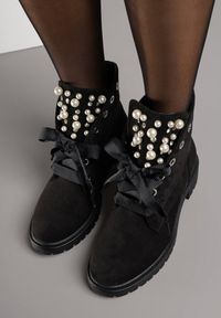 Renee - Czarne Botki z Imitacji Zamszu z Ozdobnymi Sznurówkami Perłami i Cyrkoniami Jovilda. Okazja: na co dzień. Kolor: czarny. Materiał: zamsz. Wzór: aplikacja. Obcas: na obcasie. Styl: casual, rockowy. Wysokość obcasa: średni #5