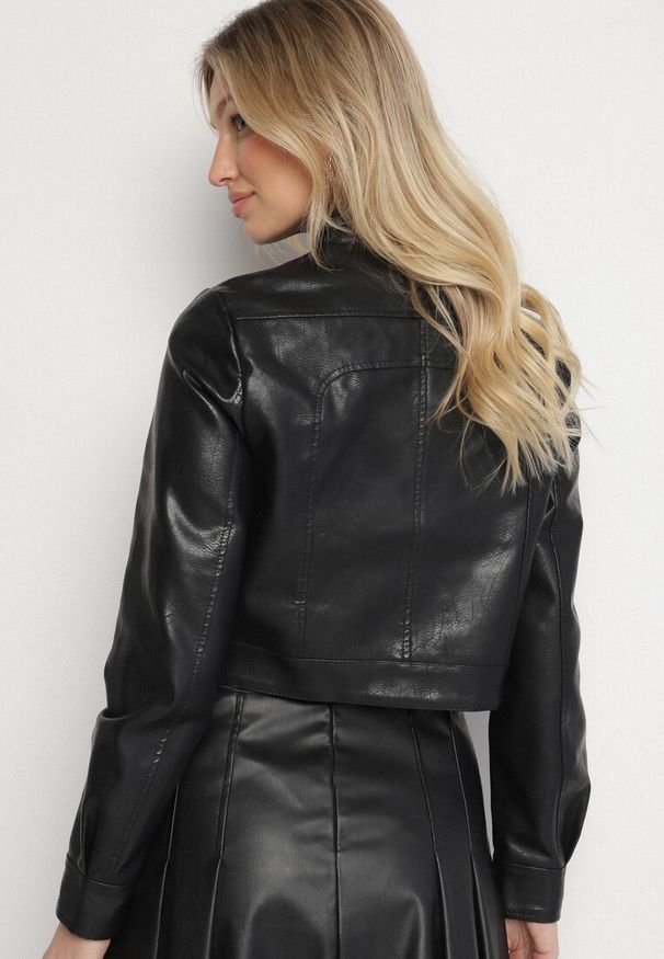 Born2be - Czarna Kurtka Ramoneska w Motocyklowym Stylu z Klamerką Terlia. Okazja: na co dzień. Kolor: czarny. Materiał: poliester, jeans. Styl: casual, klasyczny