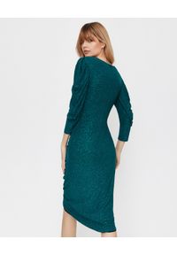 THECADESS - Błyszcząca zielona sukienka Alicante. Kolor: zielony. Materiał: materiał. Typ sukienki: wyszczuplające, kopertowe. Długość: midi #3