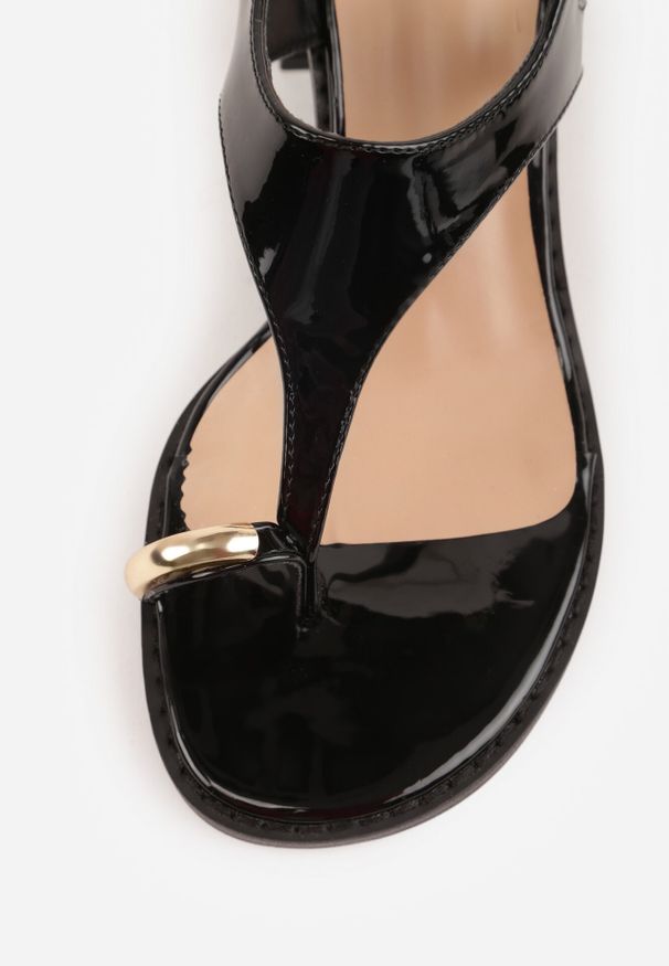 Born2be - Czarne Sandały Japonki na Słupku z Biżuteryjną Ozdobą Uhryss. Kolor: czarny. Materiał: len. Wzór: aplikacja. Sezon: lato. Obcas: na słupku. Styl: elegancki, klasyczny. Wysokość obcasa: średni