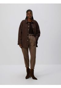 Reserved - Jeansy paperbag z paskiem - brązowy. Kolor: brązowy