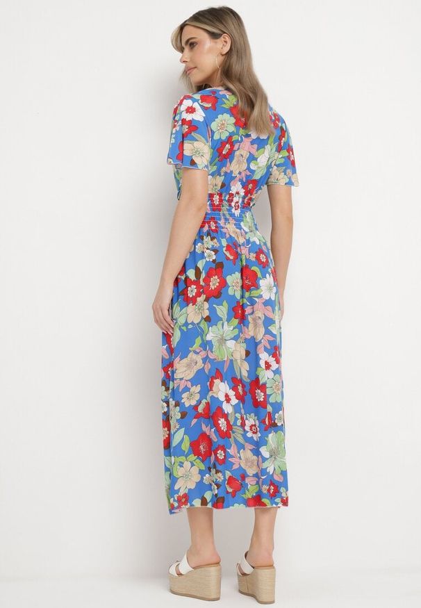 Born2be - Niebieska Sukienka w Kwiaty z Kopertowym Dekoltem i Gumkami w Pasie Lomanda. Okazja: na spacer, na co dzień. Typ kołnierza: dekolt kopertowy. Kolor: niebieski. Wzór: kwiaty. Sezon: lato. Typ sukienki: kopertowe. Styl: elegancki, casual, klasyczny. Długość: midi