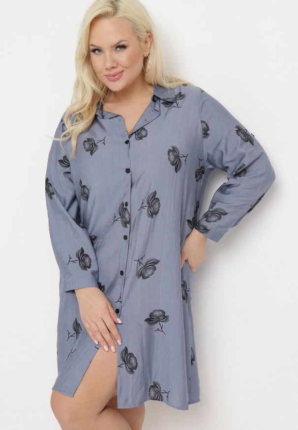 Born2be - Granatowa Koszulowa Sukienka z Guzikami i Regulowanymi Rękawami Xatella. Kolekcja: plus size. Kolor: niebieski. Wzór: kwiaty. Typ sukienki: koszulowe