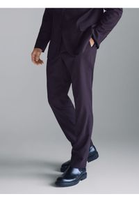 Reserved - Garniturowe spodnie slim fit - mahoniowy. Kolor: brązowy. Materiał: wiskoza, tkanina
