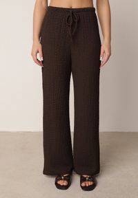 Born2be - Brązowy Letni Komplet Top Typu Kamizelka i Spodnie z Teksturowanej Tkaniny Echoviane. Kolor: brązowy. Materiał: tkanina #4