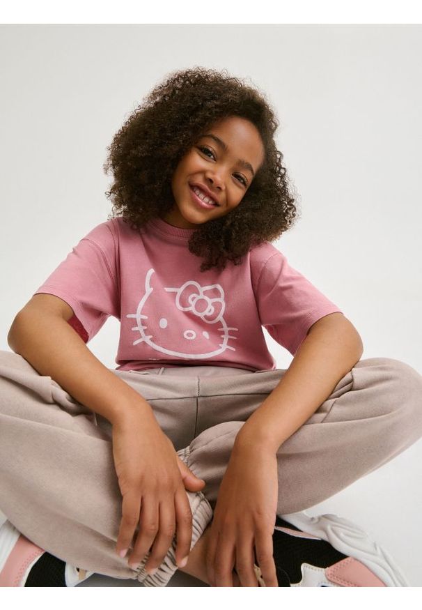 Reserved - T-shirt oversize Hello Kitty - fioletowy. Kolor: fioletowy. Materiał: bawełna. Wzór: motyw z bajki