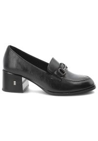 Półbuty damskie Vinceza, cholewka ze skóry naturalnej licowej wsuwany fason z ozdobnym paskiem i metalową klamrą, czarne, 18116. Zapięcie: klamry. Kolor: czarny. Materiał: skóra. Szerokość cholewki: normalna #6
