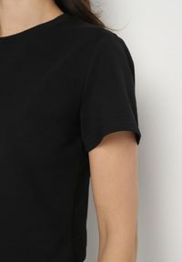 Born2be - Czarny T-shirt z Bawełny o Krótkim Kroju Galarina. Okazja: na co dzień. Kolor: czarny. Materiał: bawełna. Długość: krótkie. Styl: klasyczny, elegancki, casual #6