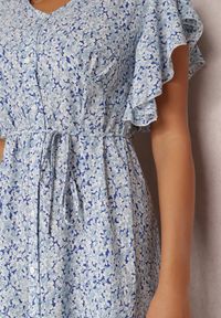 Renee - Niebieska Sukienka Thelliopis. Kolor: niebieski. Wzór: kwiaty. Styl: boho. Długość: maxi #5