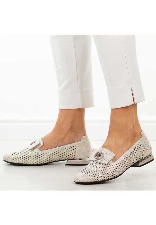 Złote ażurowe skórzane półbuty damskie Cambell 35304. Okazja: na co dzień. Nosek buta: okrągły. Kolor: złoty. Szerokość cholewki: normalna. Wzór: ażurowy. Materiał: skóra. Sezon: wiosna, lato. Obcas: na obcasie. Styl: wizytowy, casual, klasyczny, elegancki