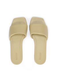 Kazar - Oliwkowe skórzane klapki damskie z kwadratowym noskiem. Okazja: na co dzień, do pracy. Kolor: zielony. Materiał: skóra. Obcas: na płaskiej podeszwie. Styl: casual, klasyczny, wakacyjny #2