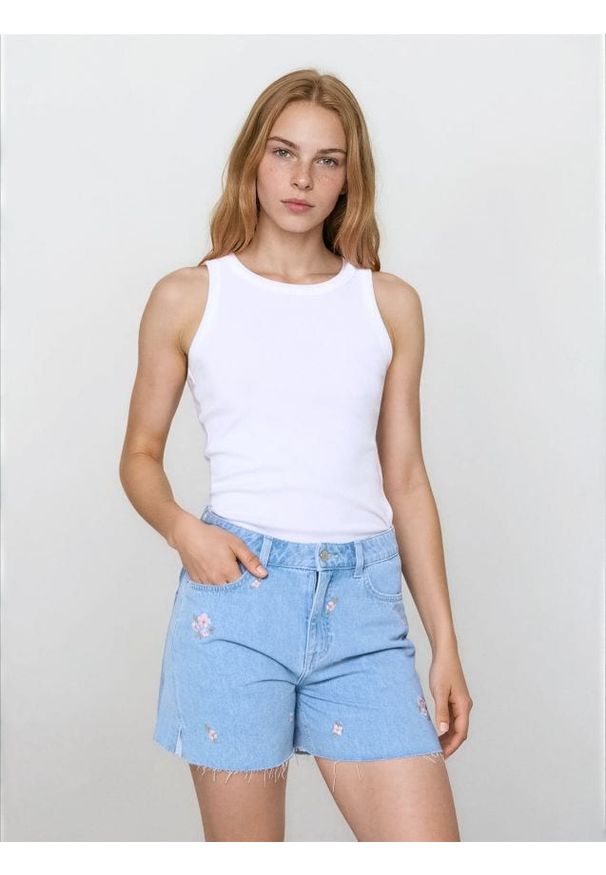Sinsay - Jeansowe bermudy mid waist z haftowanymi kwiatkami - niebieski. Kolor: niebieski. Materiał: jeans. Wzór: kwiaty, haft