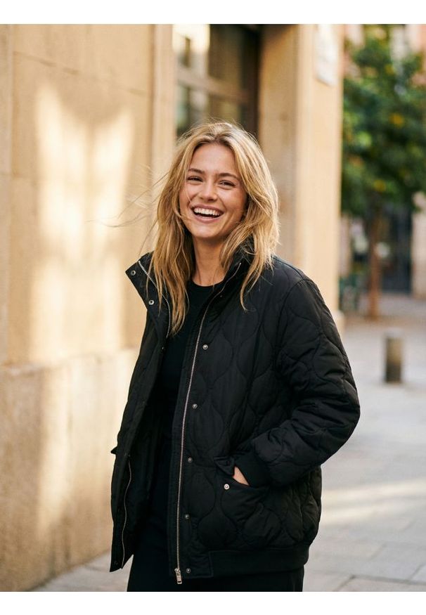 Sinsay - Pikowana kurtka bomber - czarny. Typ kołnierza: kołnierzyk stójkowy. Kolor: czarny