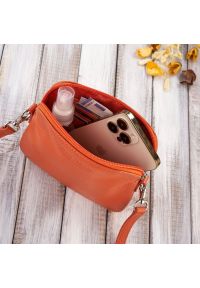 Listonoszka skórzana PAOLO PERUZZI IN-61-OR pomarańczowa. Kolor: pomarańczowy. Sezon: wiosna, zima, lato, jesień. Materiał: skórzane. Rodzaj torebki: na ramię #1