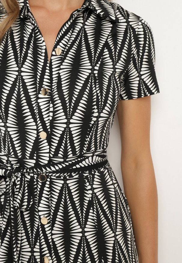 Born2be - Czarna Sukienka Koszulowa w Geometryczny Wzór Zapinana na Guziki z Materiałowym Paskiem Thilea. Okazja: na spotkanie biznesowe. Kolor: czarny. Materiał: materiał. Wzór: geometria. Typ sukienki: koszulowe. Styl: biznesowy