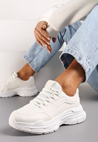 Renee - Białe Casualowe Sneakersy z Ekoskóry z Ozdobnymi Wstawkami i Sznurowaniem Melindia. Okazja: na co dzień. Kolor: biały #1