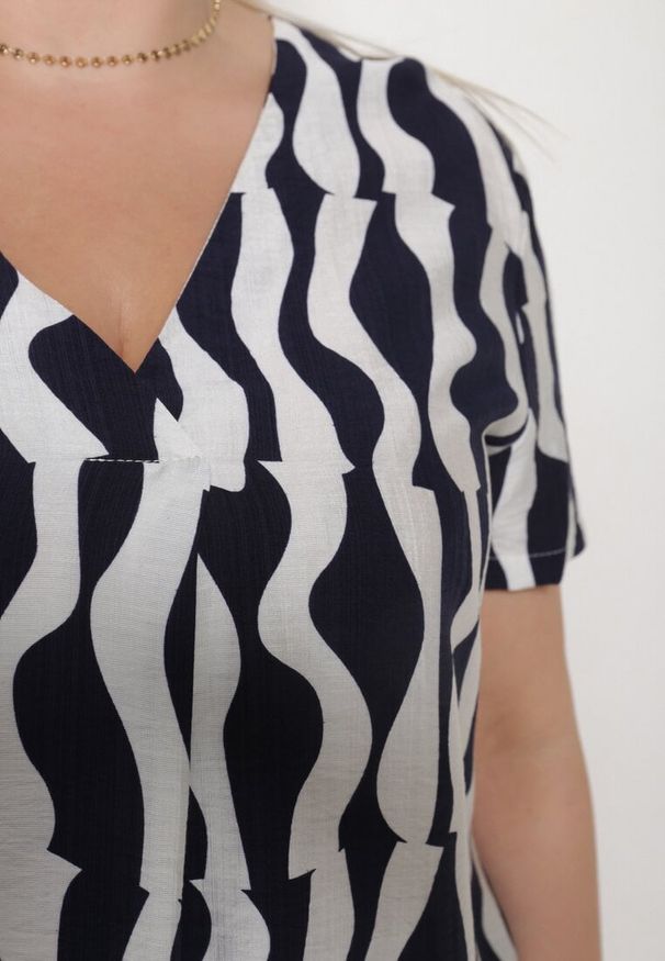 Born2be - Granatowo-Biała Rozkloszowana Sukienka z Dekoltem w Serek Vikisora. Okazja: do pracy, na spotkanie biznesowe, na co dzień, na randkę. Typ kołnierza: dekolt w serek. Kolor: niebieski. Materiał: tkanina, wiskoza. Sezon: lato. Typ sukienki: sportowe. Styl: klasyczny, elegancki, casual, sportowy, biznesowy