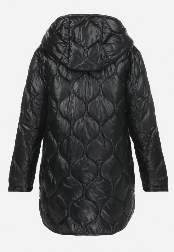 Born2be - Czarna Kurtka z Geometrycznym Pikowaniem i Kapturem Cala. Okazja: na co dzień. Kolor: czarny. Materiał: tkanina. Długość rękawa: długi rękaw. Długość: długie. Wzór: geometria. Styl: casual