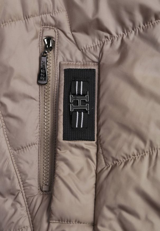 Born2be - Ciemnobeżowa Pikowana Kurtka z Kapturem i Ozdobnymi Suwakami Tulirisa. Okazja: na co dzień. Typ kołnierza: kaptur. Kolekcja: plus size. Kolor: beżowy. Materiał: jeans. Styl: casual, sportowy