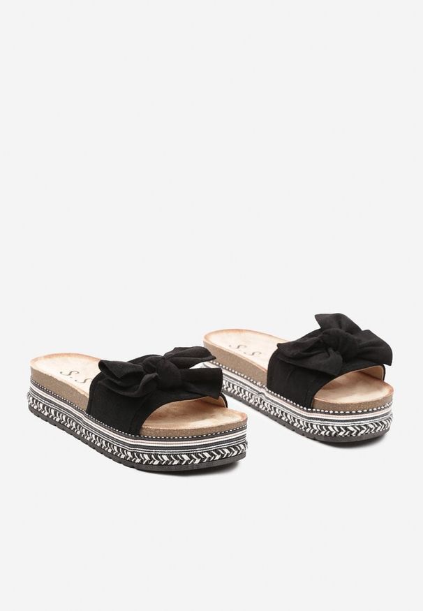 Born2be - Czarne Płaskie Klapki w Stylu Boho Ozdobione Kokardą Fieanna. Okazja: na co dzień. Kolor: czarny. Materiał: len. Wzór: aplikacja. Sezon: lato. Styl: boho