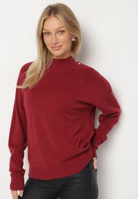 Born2be - Bordowy Golf z Metalicznymi Guzikami Aderlia. Okazja: do pracy, na co dzień, na spotkanie biznesowe. Typ kołnierza: golf. Kolor: czerwony. Materiał: jeans. Styl: klasyczny, casual, elegancki, biznesowy #3