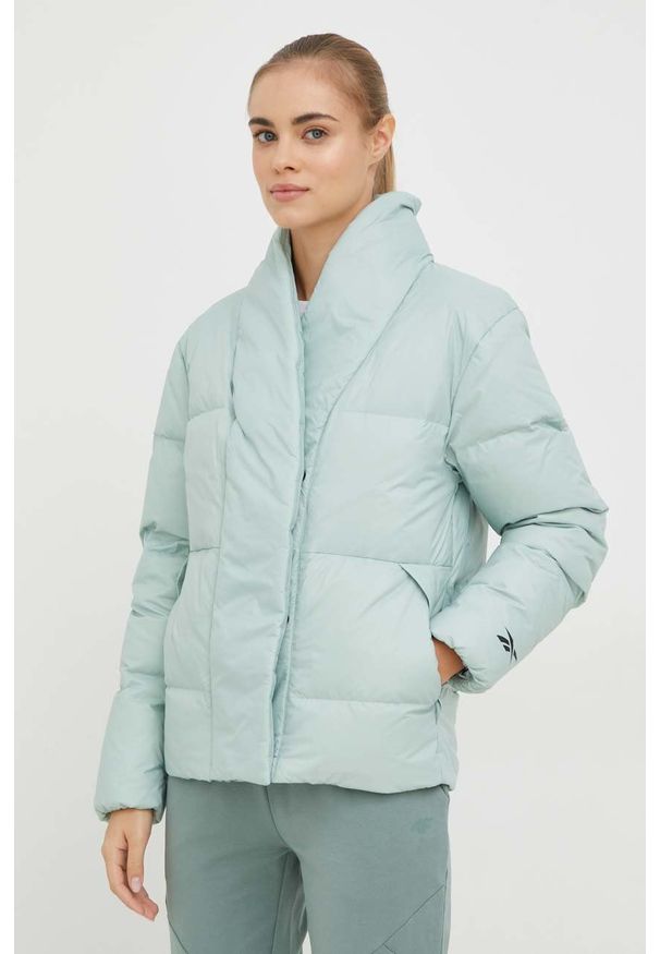 Reebok kurtka puchowa damska kolor zielony zimowa. Okazja: na co dzień. Kolor: zielony. Materiał: puch. Sezon: zima. Styl: casual
