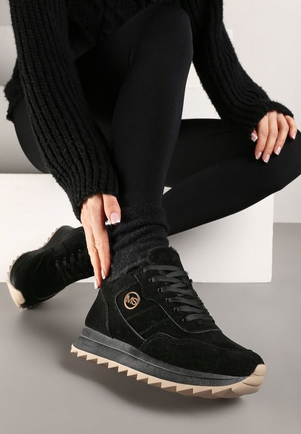 Born2be - Czarne Sneakersy na Platformie z Futerkiem Egiapia. Okazja: na co dzień. Nosek buta: okrągły. Kolor: czarny. Materiał: futro. Obcas: na platformie