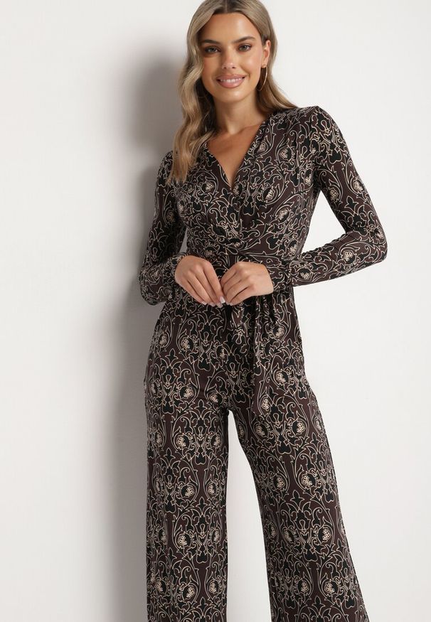 Born2be - Brązowy Wzorzysty Kombinezon z Wiskozą o Kopertowym Kroju Mesicea. Okazja: na co dzień. Kolor: brązowy. Materiał: wiskoza. Długość rękawa: długi rękaw. Długość: długie. Wzór: aplikacja. Styl: casual, elegancki