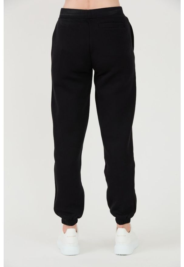 Guess - GUESS Czarne spodnie dresowe Kiara Pant. Kolor: czarny. Materiał: dresówka