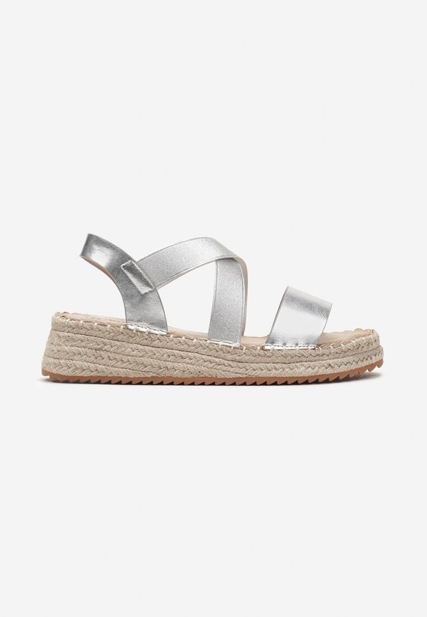 Renee - Srebrne Sandały na Platformie w Stylu Boho z Paskami o Metalicznym Połysku Moonrera. Zapięcie: pasek. Kolor: srebrny. Materiał: len. Sezon: lato. Obcas: na platformie. Styl: boho. Wysokość obcasa: średni
