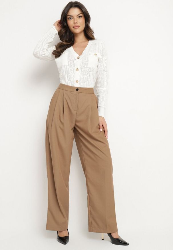 Born2be - Ciemnobeżowe Szerokie Spodnie Garniturowe High Waist Nalinas. Okazja: do pracy. Stan: podwyższony. Kolor: beżowy. Wzór: aplikacja. Styl: klasyczny, elegancki