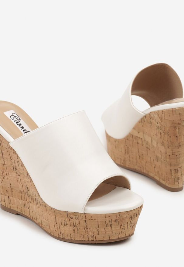 Born2be - Białe Klapki na Koturnie i Platformie Glemissa. Okazja: na co dzień, na spacer. Nosek buta: otwarty. Kolor: biały. Obcas: na koturnie. Styl: casual, elegancki